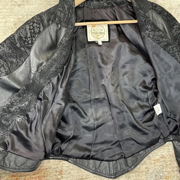 Vintage 80s Cropped Cowhide Leather Jacket Embossed Black Whimsy Goth M - Picture 13 of 16